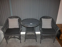 Imitatie rotan grijs ronde tafel met 2 stoelen met kussens - afbeelding 1 van  2