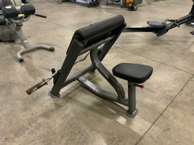 Impuls biceps bench met stang krachtstation - afbeelding 4 van  5