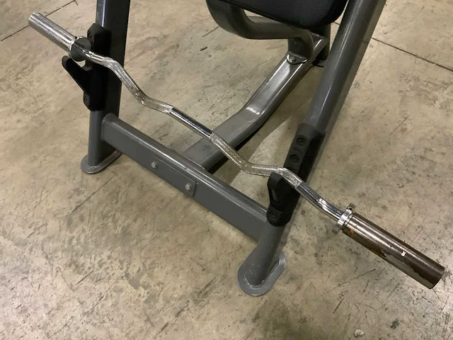 Impuls biceps bench met stang krachtstation - afbeelding 5 van  5