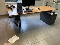 In hoogte verstelbaar hoekbureau - afbeelding 1 van  3
