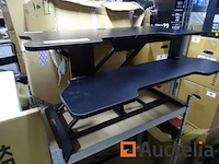 In hoogte verstelbare computer-/tv-tafel - afbeelding 2 van  4