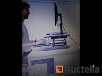 In hoogte verstelbare computer-/tv-tafel - afbeelding 3 van  4