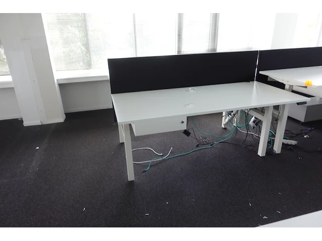 In hoogte verstelbare dubbele bureau - afbeelding 2 van  3