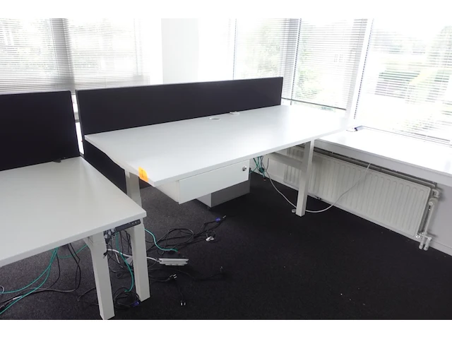 In hoogte verstelbare dubbele bureau - afbeelding 1 van  2