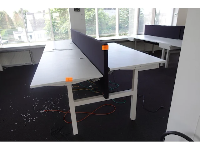 In hoogte verstelbare dubbele bureau - afbeelding 1 van  4