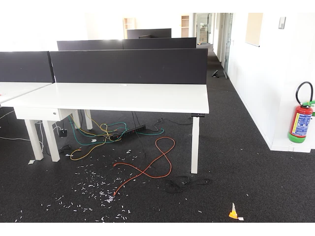 In hoogte verstelbare dubbele bureau - afbeelding 2 van  4