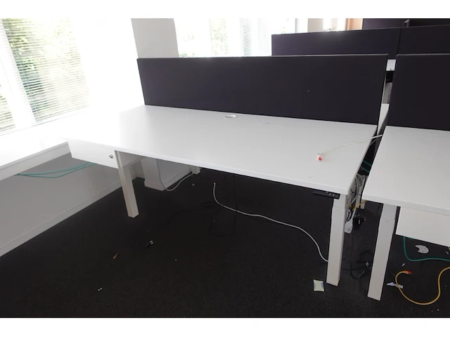 In hoogte verstelbare dubbele bureau - afbeelding 2 van  2