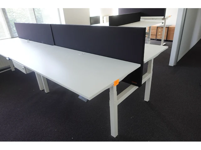In hoogte verstelbare dubbele bureau - afbeelding 1 van  3