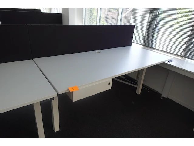 In hoogte verstelbare dubbele bureau - afbeelding 1 van  3