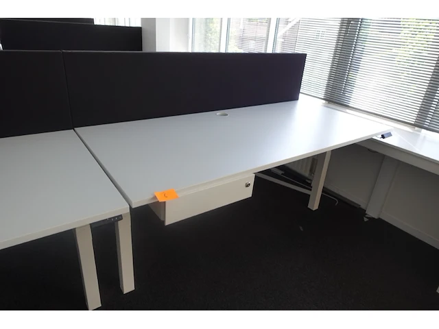 In hoogte verstelbare dubbele bureau - afbeelding 2 van  3