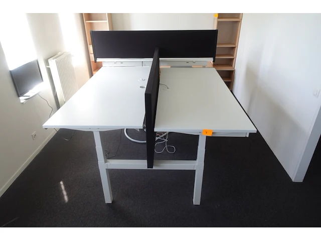 In hoogte verstelbare dubbele bureau - afbeelding 1 van  3