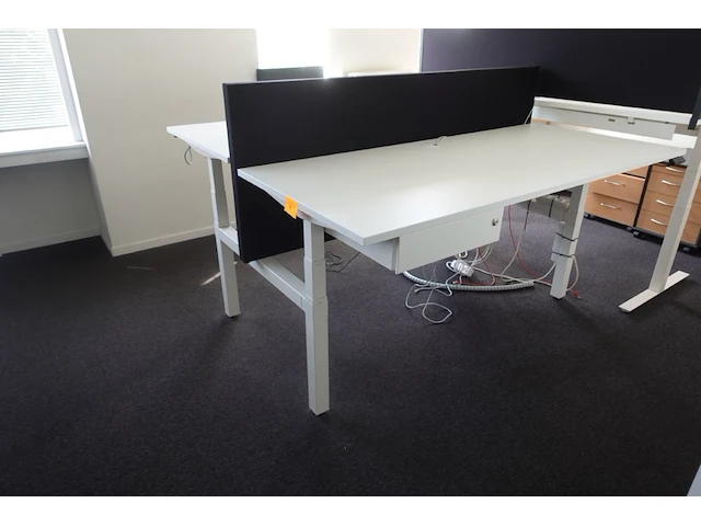 In hoogte verstelbare dubbele bureau - afbeelding 2 van  3