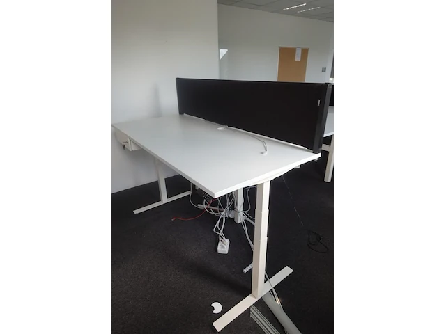 In hoogte verstelbare enkele bureau - afbeelding 1 van  2