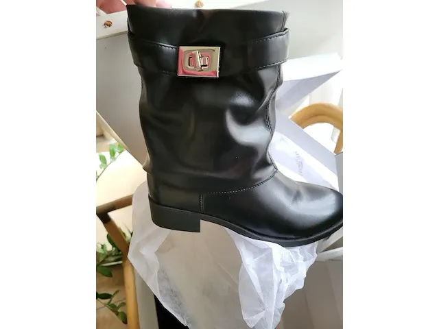 Inboedel winkel dameskledij - afbeelding 10 van  37