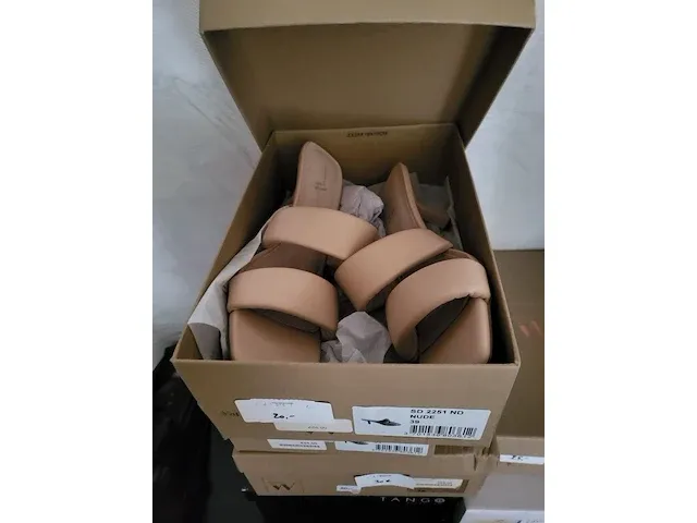 Inboedel winkel dameskledij - afbeelding 8 van  37