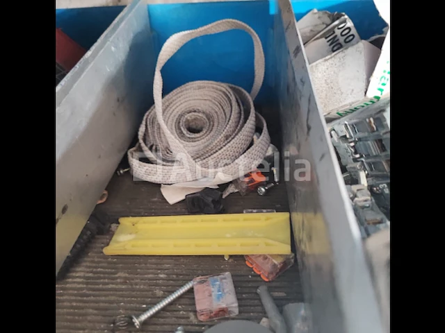 Inbouwkasten van vrachtwagen met inhoud - afbeelding 49 van  185