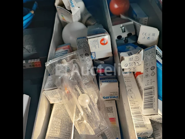 Inbouwkasten van vrachtwagen met inhoud - afbeelding 63 van  185