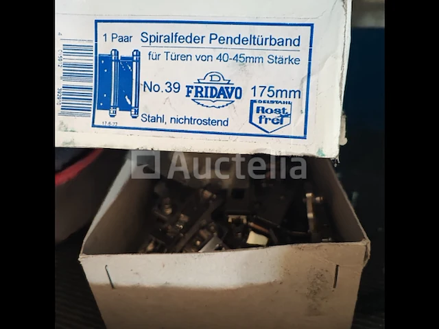 Inbouwkasten van vrachtwagen met inhoud - afbeelding 78 van  185