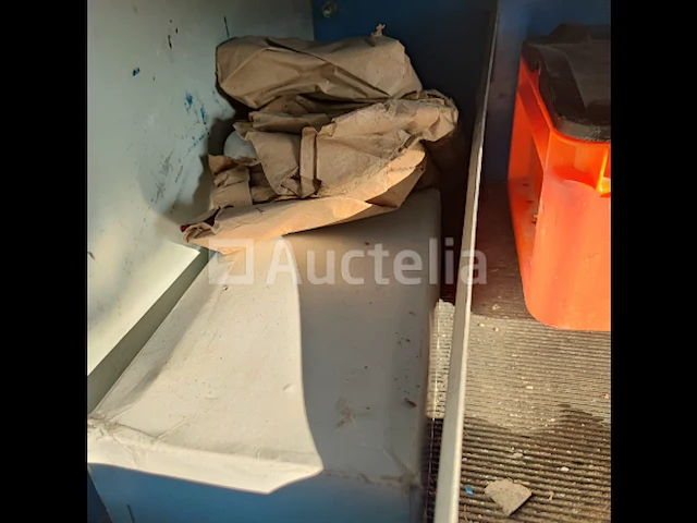 Inbouwkasten van vrachtwagen met inhoud - afbeelding 94 van  185
