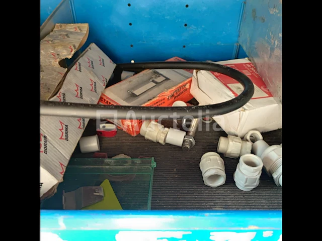 Inbouwkasten van vrachtwagen met inhoud - afbeelding 141 van  185