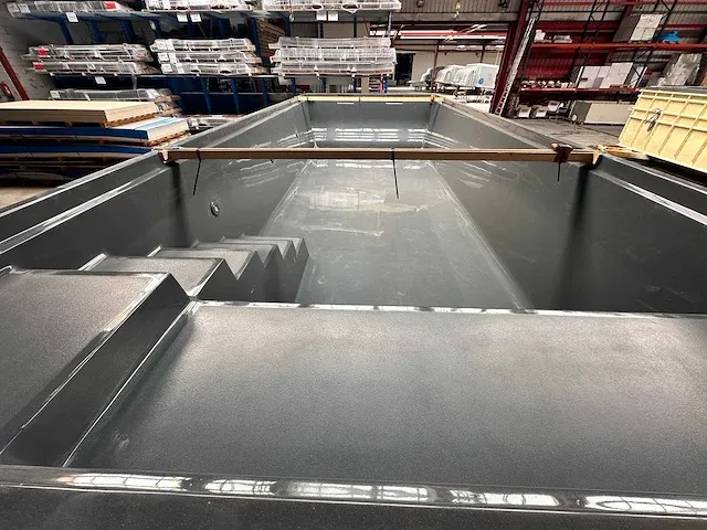 Inbouwzwembad 10m x 4m x 1m50 composiet materiaal - afbeelding 1 van  1