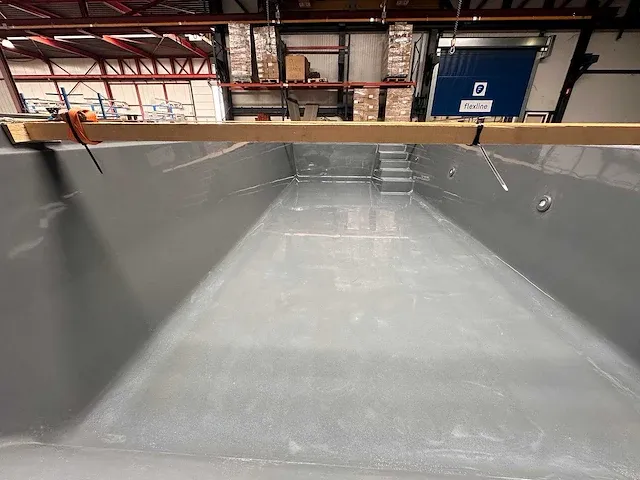 Inbouwzwembad 9m x 4m x 1m50 composiet materiaal - afbeelding 1 van  1