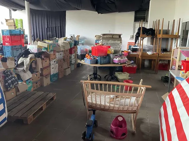 Indoor speeltuin +grote partij stoelen en speelgoed - afbeelding 2 van  17