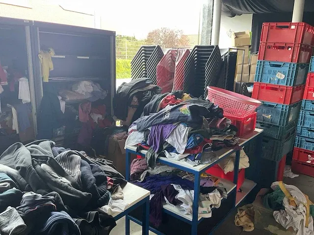 Indoor speeltuin +grote partij stoelen en speelgoed - afbeelding 3 van  17