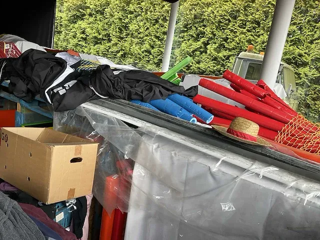 Indoor speeltuin +grote partij stoelen en speelgoed - afbeelding 4 van  17