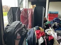 Indoor speeltuin +grote partij stoelen en speelgoed - afbeelding 5 van  17