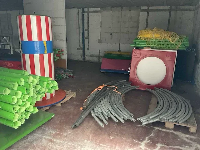 Indoor speeltuin +grote partij stoelen en speelgoed - afbeelding 6 van  17