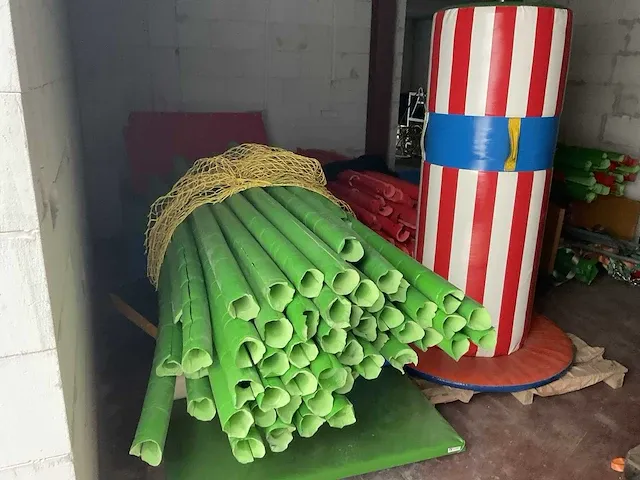 Indoor speeltuin +grote partij stoelen en speelgoed - afbeelding 7 van  17
