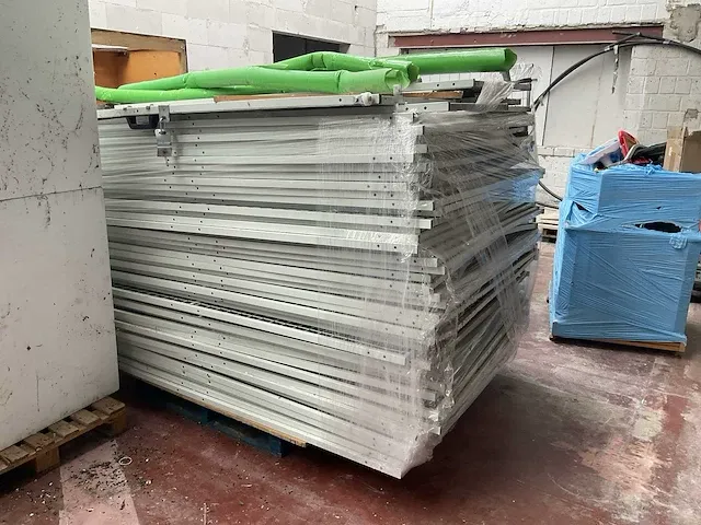 Indoor speeltuin +grote partij stoelen en speelgoed - afbeelding 8 van  17