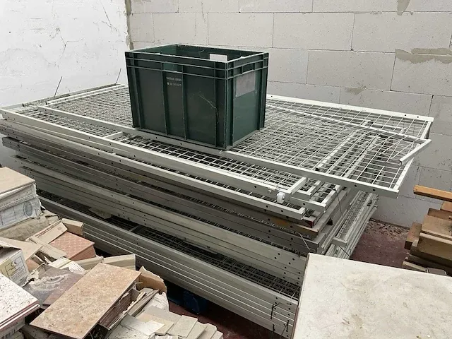 Indoor speeltuin +grote partij stoelen en speelgoed - afbeelding 9 van  17
