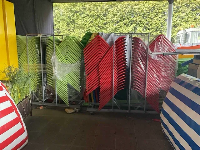 Indoor speeltuin +grote partij stoelen en speelgoed - afbeelding 12 van  17