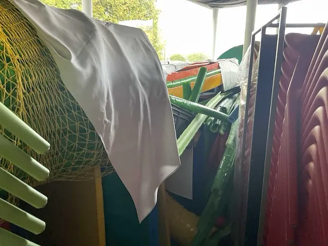 Indoor speeltuin +grote partij stoelen en speelgoed - afbeelding 13 van  17