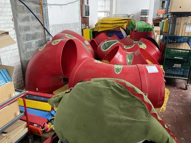 Indoor speeltuin +grote partij stoelen en speelgoed - afbeelding 14 van  17