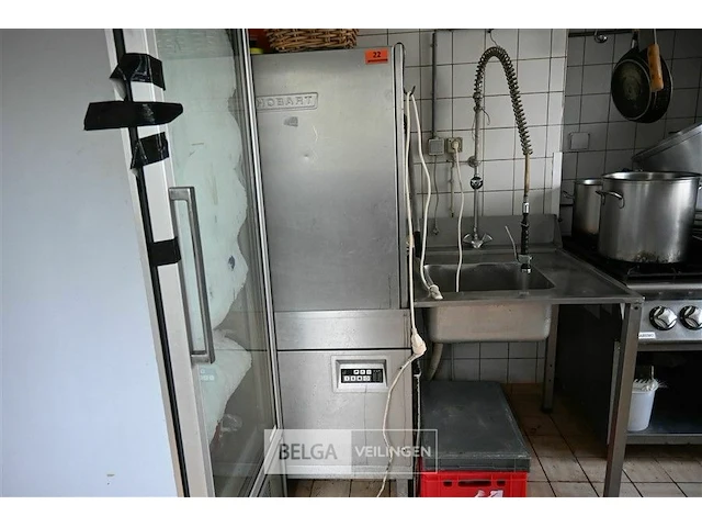 Industriele afwasmachine met spoeltafel - afbeelding 1 van  6
