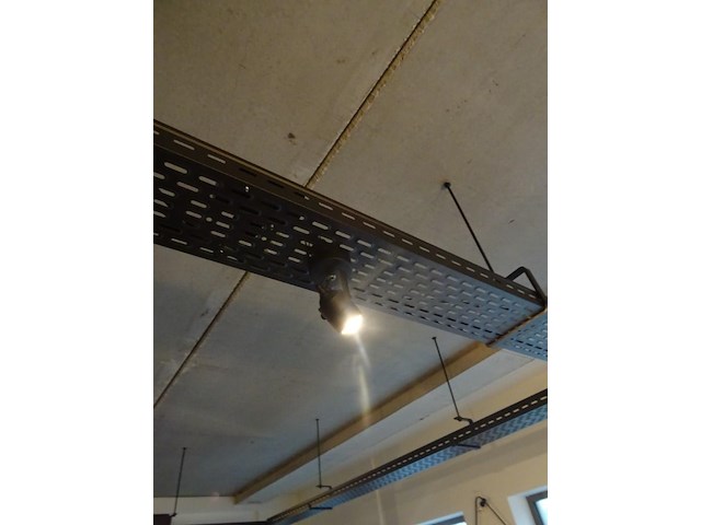 Industriele lichtarmatuur + decoratieve verlichting - afbeelding 3 van  7