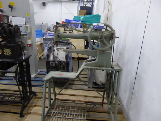 Industriele naaimachine adler - afbeelding 1 van  3