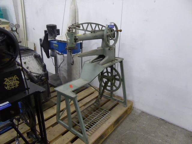 Industriele naaimachine adler - afbeelding 2 van  3