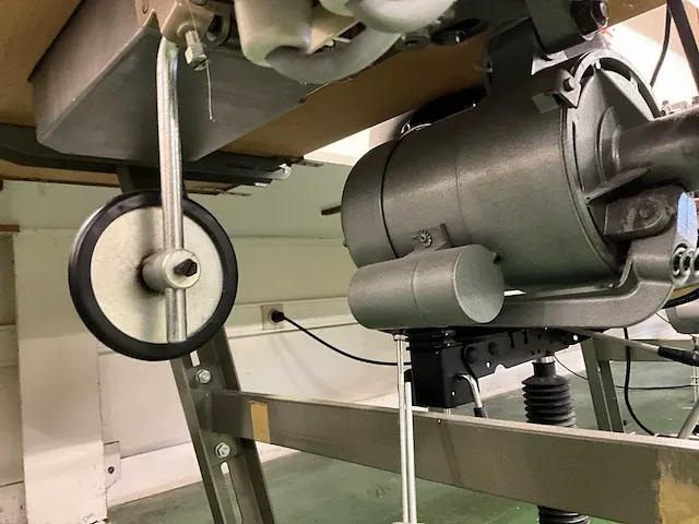 Industriële naaimachine juki lh-515 - afbeelding 9 van  13