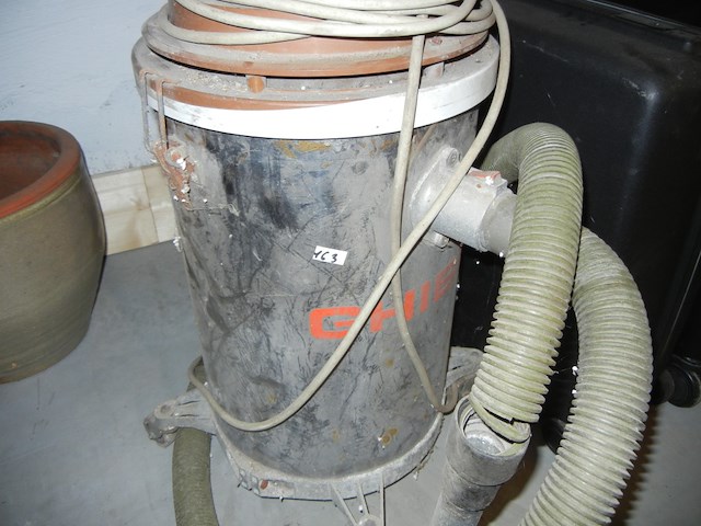 Industriele stofzuiger plus bloempot - afbeelding 1 van  2