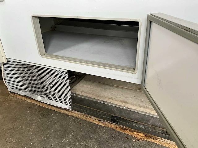 Infrico koelwerkbank rvs + extra rvs koeling + koelvitrine - afbeelding 14 van  15