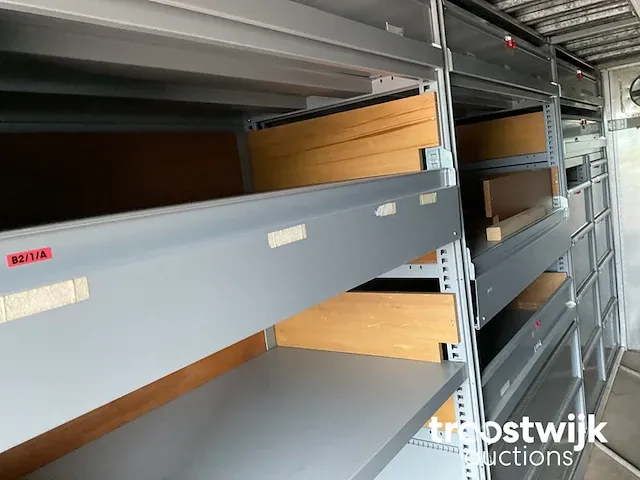 Ingerichte militaire materiaalcontainer - afbeelding 2 van  10