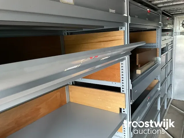 Ingerichte militaire materiaalcontainer - afbeelding 3 van  10