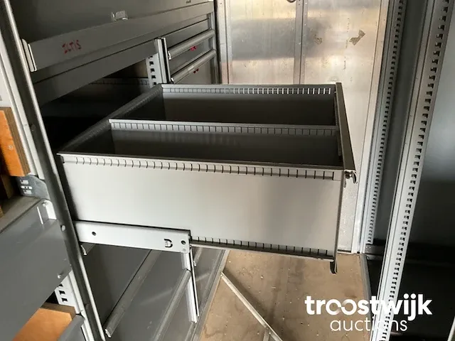 Ingerichte militaire materiaalcontainer - afbeelding 4 van  10