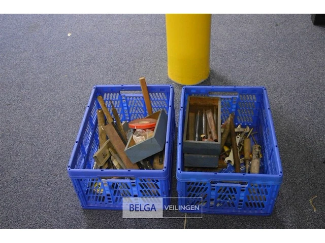 Inhoud 2 kisten div materialen - afbeelding 1 van  4