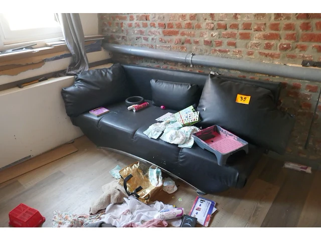 Inhoud aan meubels bovenverdieping - afbeelding 1 van  3
