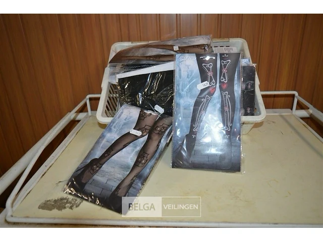 Inhoud bak ±16 halloween panty's - afbeelding 1 van  4